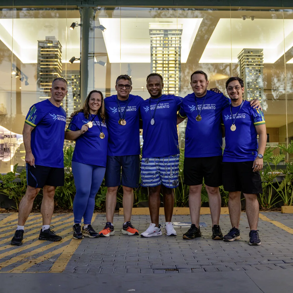 Time da Accerte reunido com medalhas no programa Accerte em Movimento