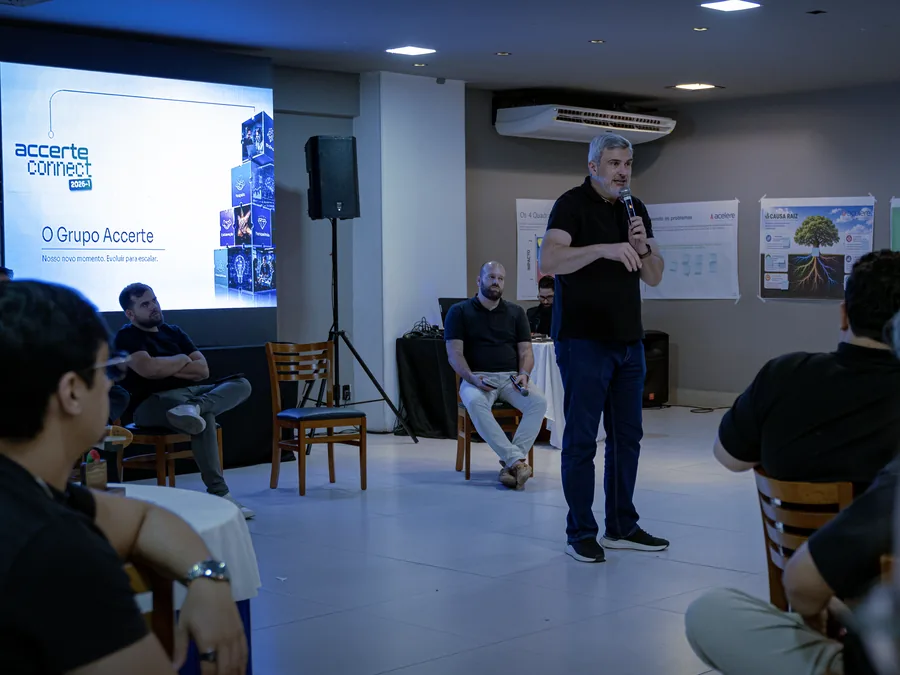 Liderança da Accerte apresentando o novo momento do grupo no encontro Accerte Connect